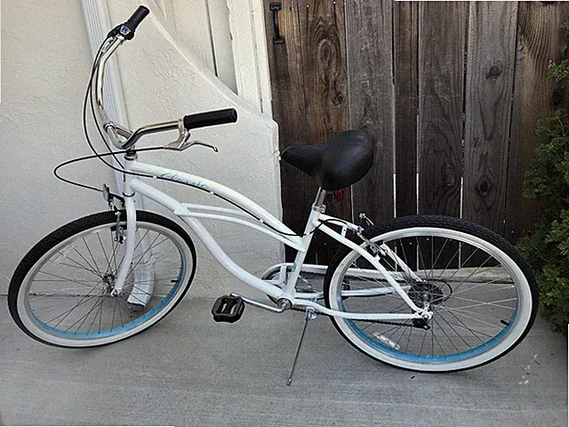 G Cruisers Socal Beach Cruiser Bike 26 Inch 7 Speed Classical Design White